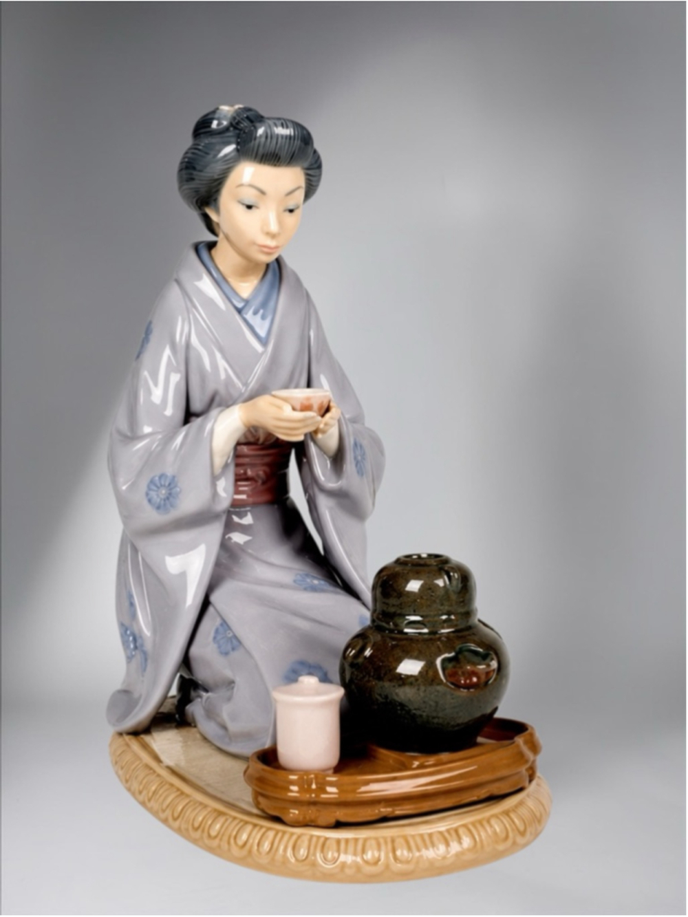 Lladró “August Moon” Japanese Girl Serving Tea Figurine #5122